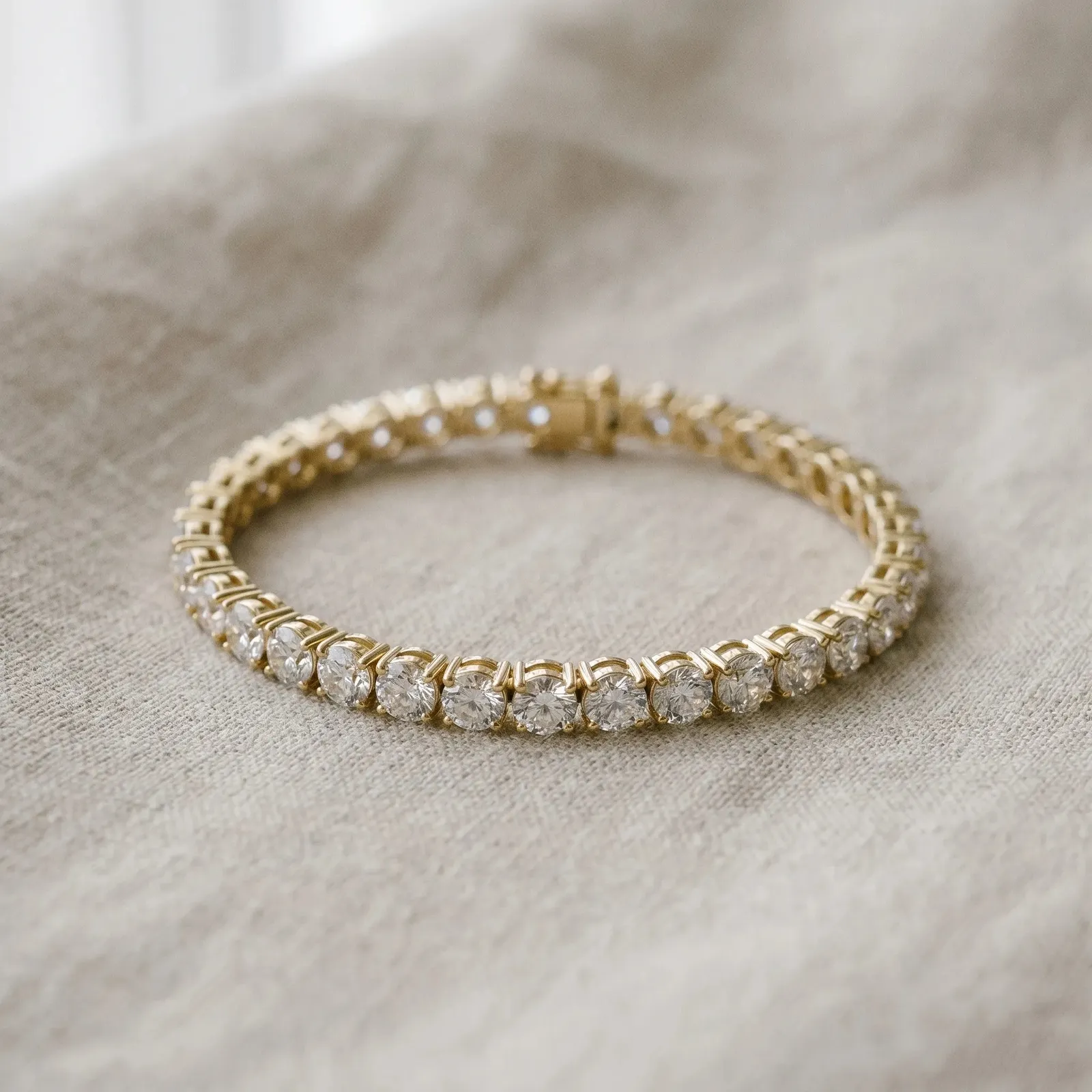 Round Brilliant Diamond Tennis Bracelet with Prong Setting Yellow gold