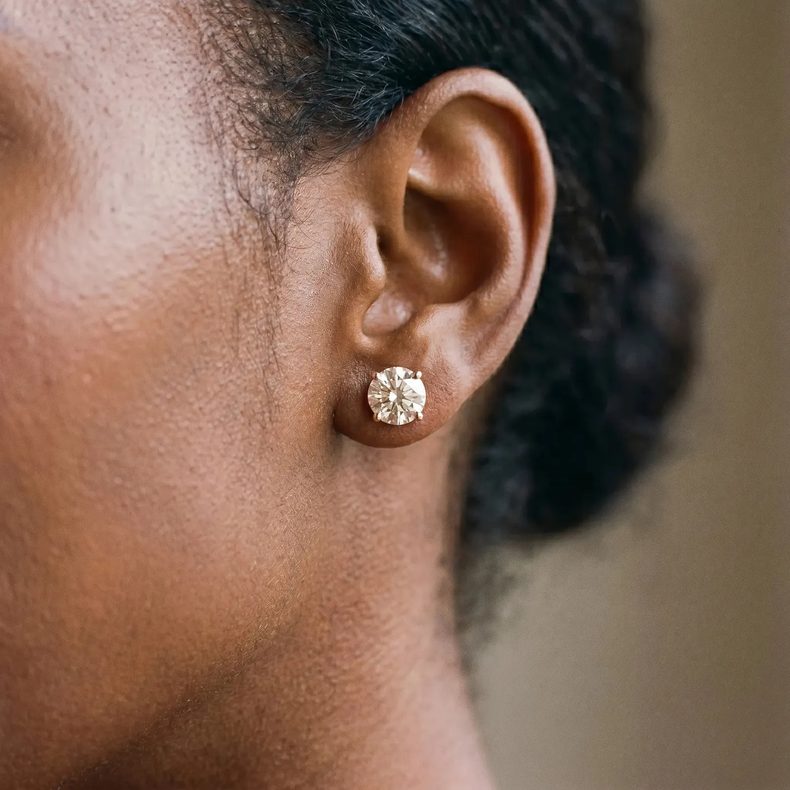 Round Cut Diamond Stud Earrings Rose gold