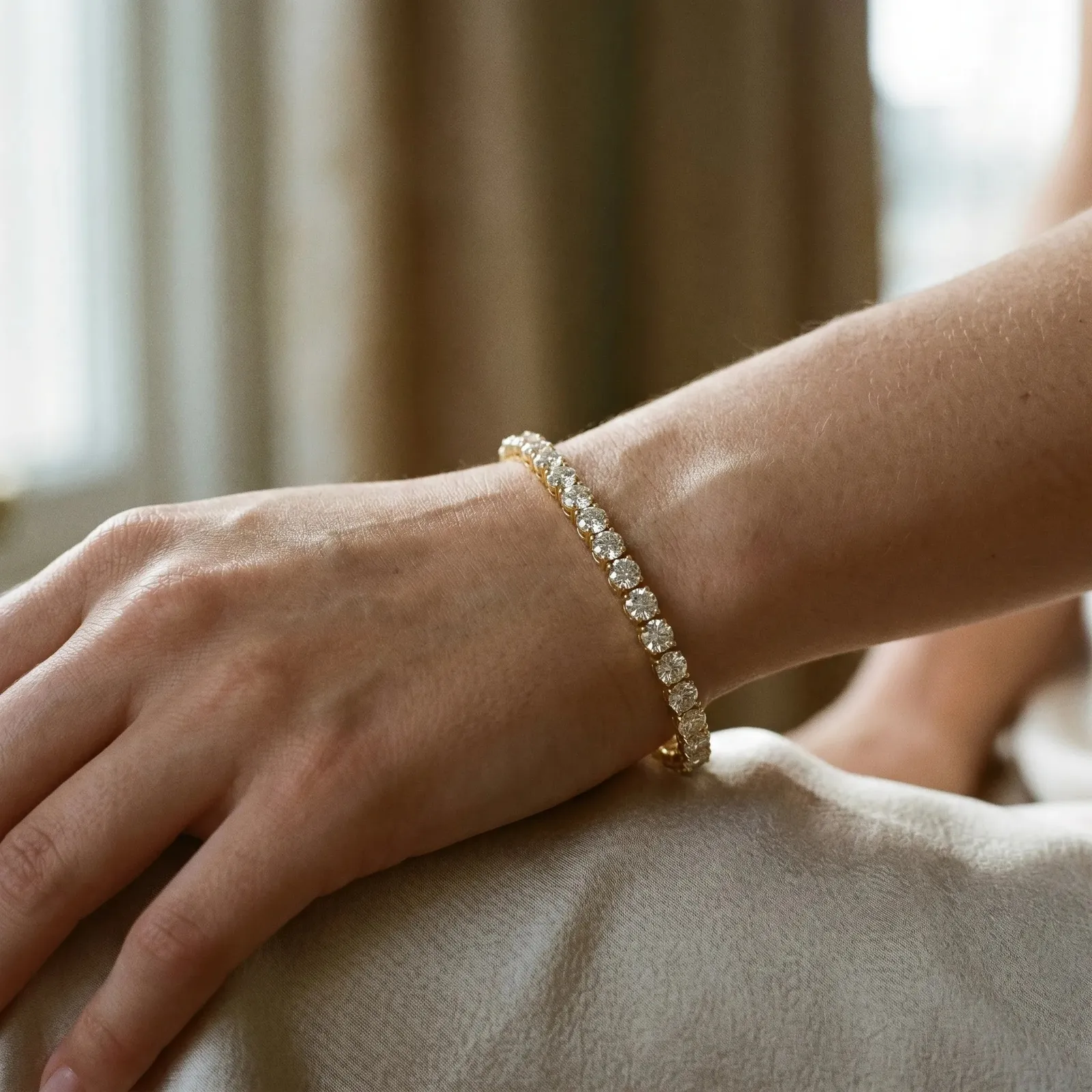 Round Brilliant Diamond Tennis Bracelet with Prong Setting Yellow gold