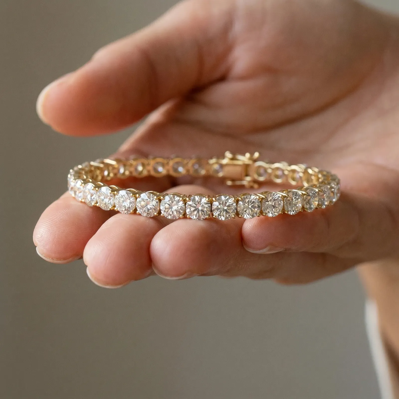 Round Brilliant Diamond Tennis Bracelet with Prong Setting Yellow gold